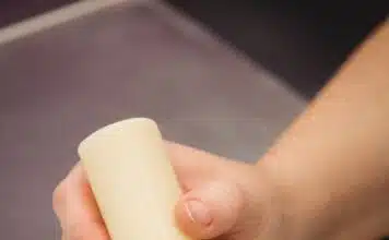 Rendre hommage avec dignité : pourquoi utiliser une plaque funéraire ?