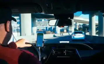 Transport et déplacements : le taxi conventionné, une solution avantageuse pour les seniors ? intérieur d'un taxi