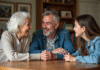 Conversations intergénérationnelles : définition, enjeux et conseils pratiques Trois générations souriantes autour d'une table familiale