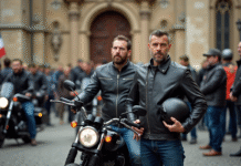 Motard avec blouson en cuir lors d'une bénédiction