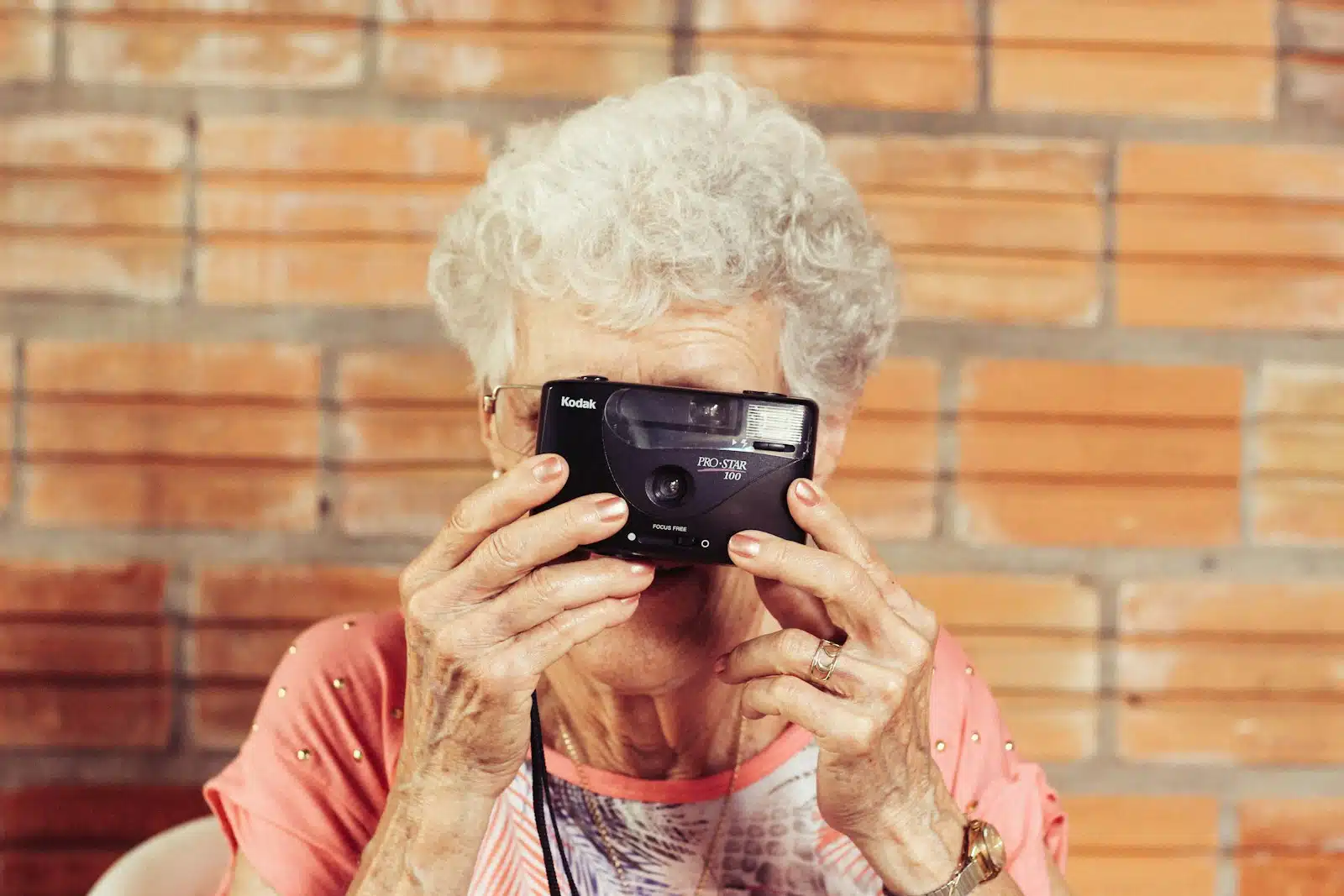 une vieille dame prenant une photo